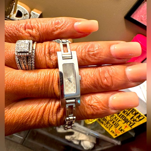 Vintage Gucci 3900 L Watch (Authentic} w/COA - Picture 1 of 11